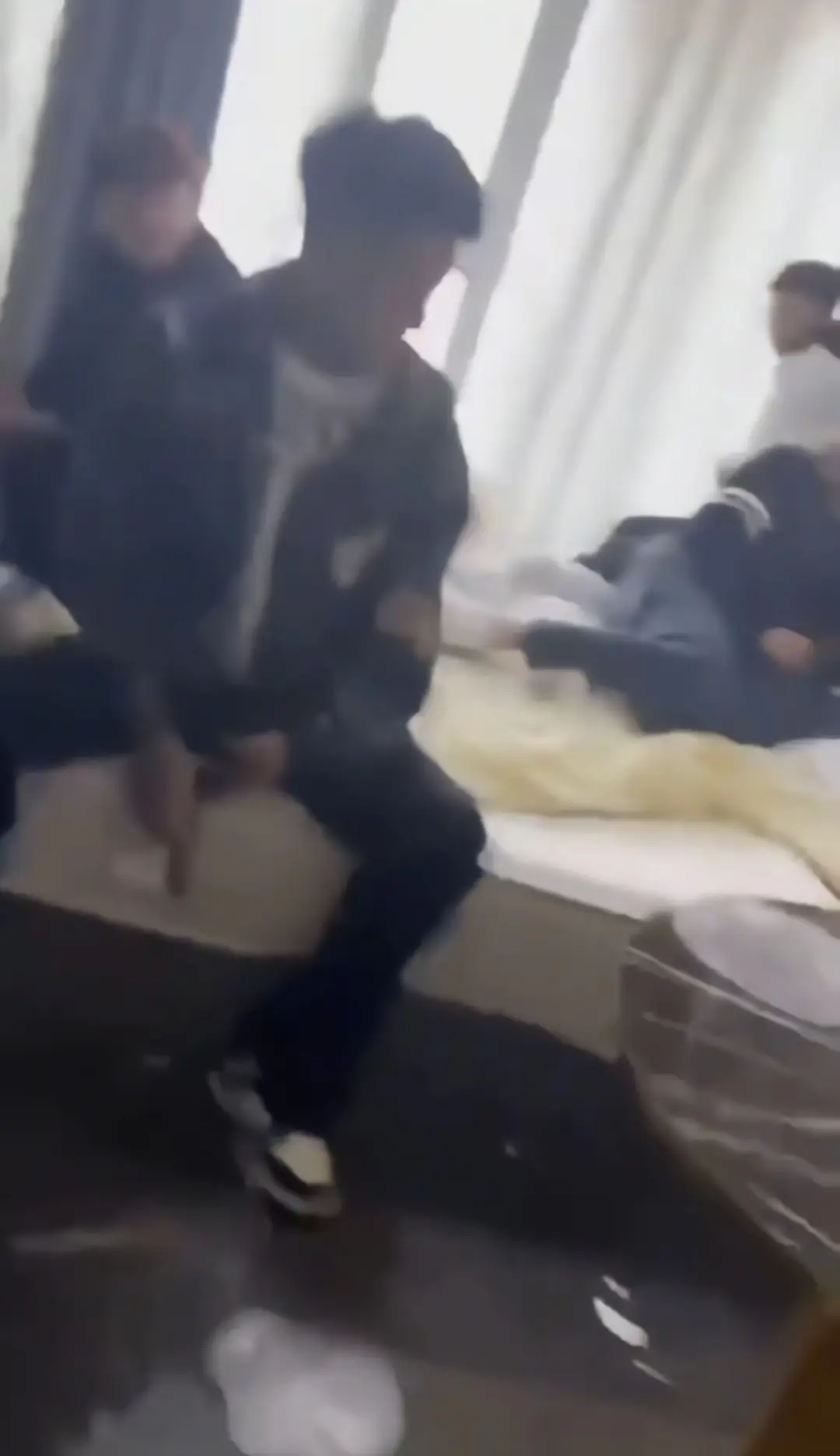 吉林长春万达公寓精神小伙完整版-《吉林长春万达公寓精神小伙》视频在线观看免费-高清资源下载