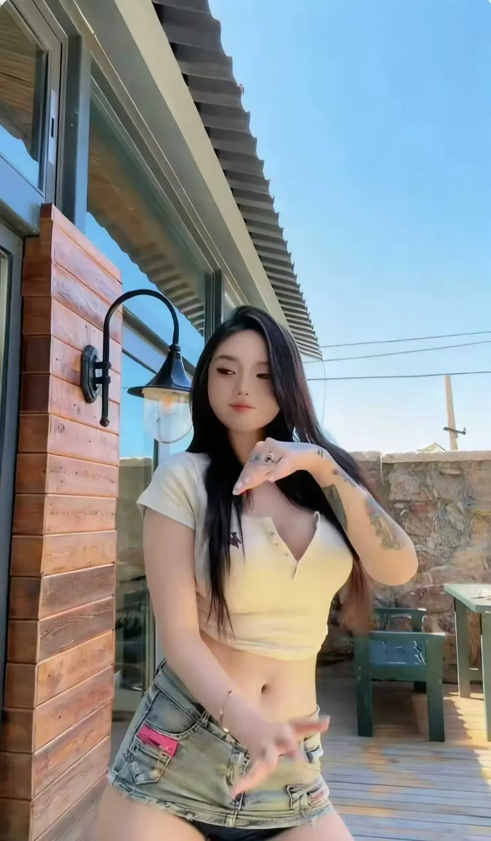 《Meena 成美男》高清全集免费看-中文版未删减资源在线获取-网盘备份无广告观影-一次看遍Meena成美男
