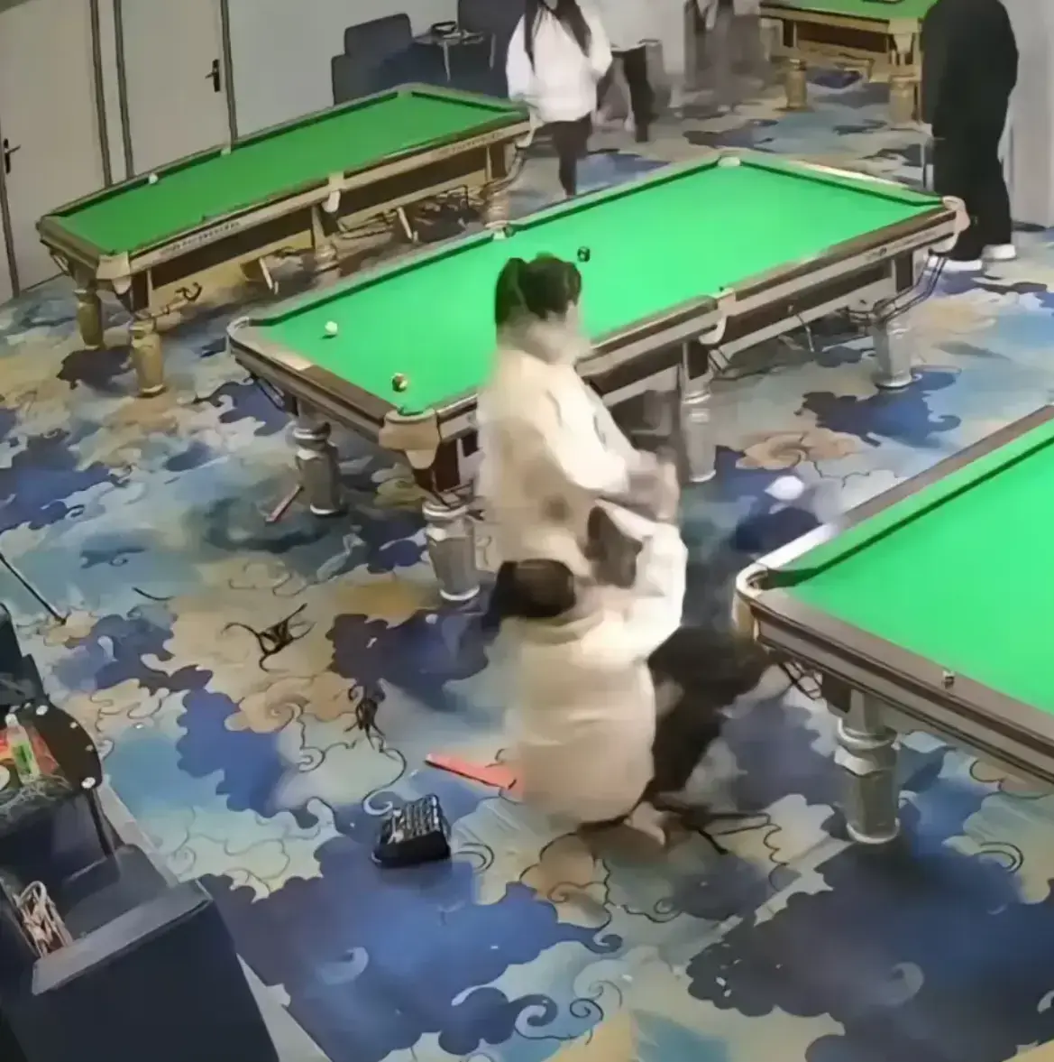 台球厅双刀姐妹冲突视频 - 三名女子争执完整版 - 1080P高清无广告播放