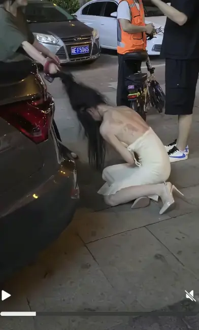 《白裙女子被抓头发跳河》高清完整版在线观看-湘E车牌女子跳河事件始末与后续追踪-《白裙女子被抓头发跳河》全网同步免费资源