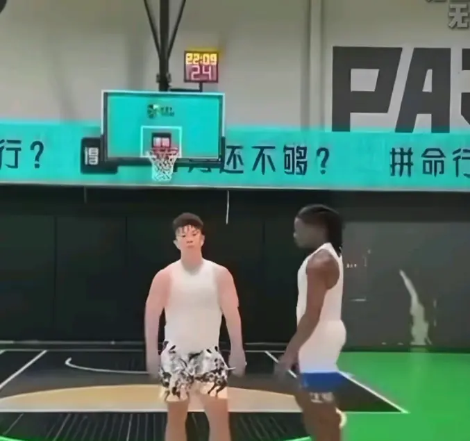 《牛教练的裤子》全网同步免费观看-牛教练的裤子HD高清画质-黑哥不讲武德偷袭爆笑全场