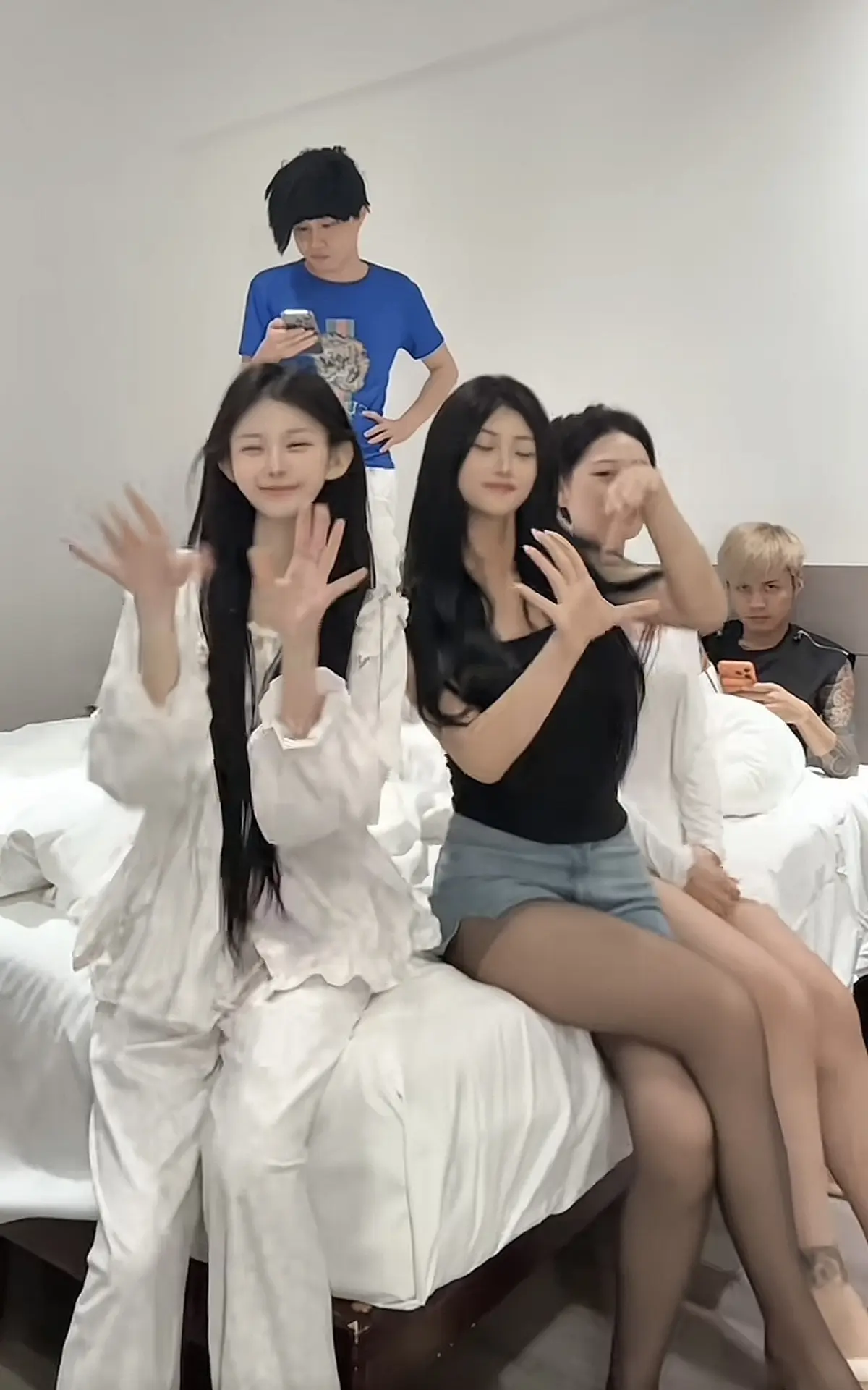 《小诗颖小女王陈美娇》3v1五排混战全集-花臂纹身小女王无删减完整版-《小诗颖小女王陈美娇》HD高清免费在线观看