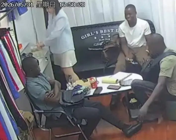 《三个黑人买衣服》监控视频无删减版 - 美女老板娘单挑三个黑人全过程 - 2026黑料高清在线观看服装店监控录像